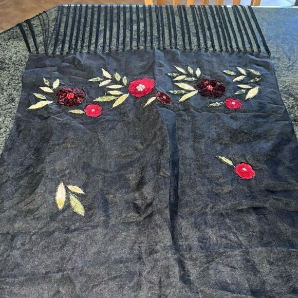 Reaction Kenneth Cole 100% Silk Black and Red Embroidered Shawl - Picture 5 of 7